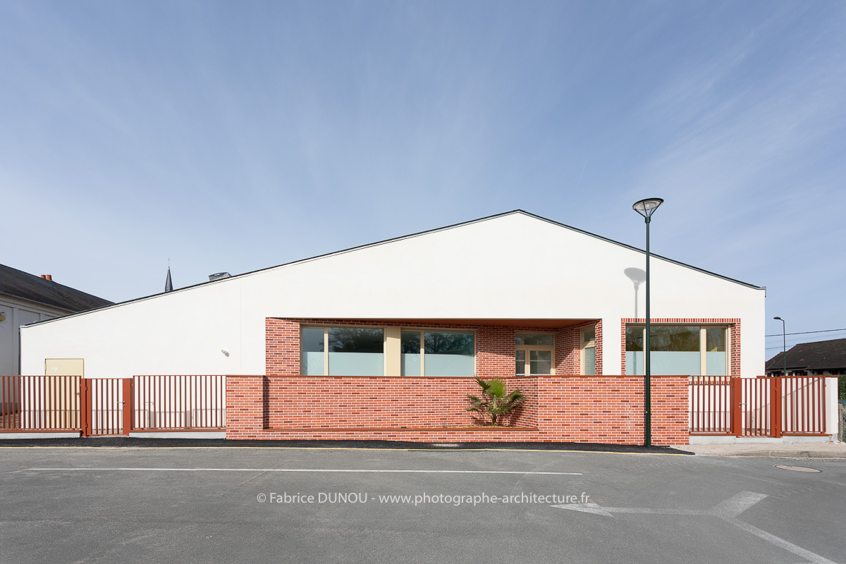 Bâtiment scolaire à Mardié (45). Il a été conçu créé par l’agence d’architecture EA+LLA dont les bureaux sont situés à Paris et Orléans. Photos 2024 : Fabrice Dunou, photographe d’architecture intérieure et extérieure. https://www.photographe-architecture.fr