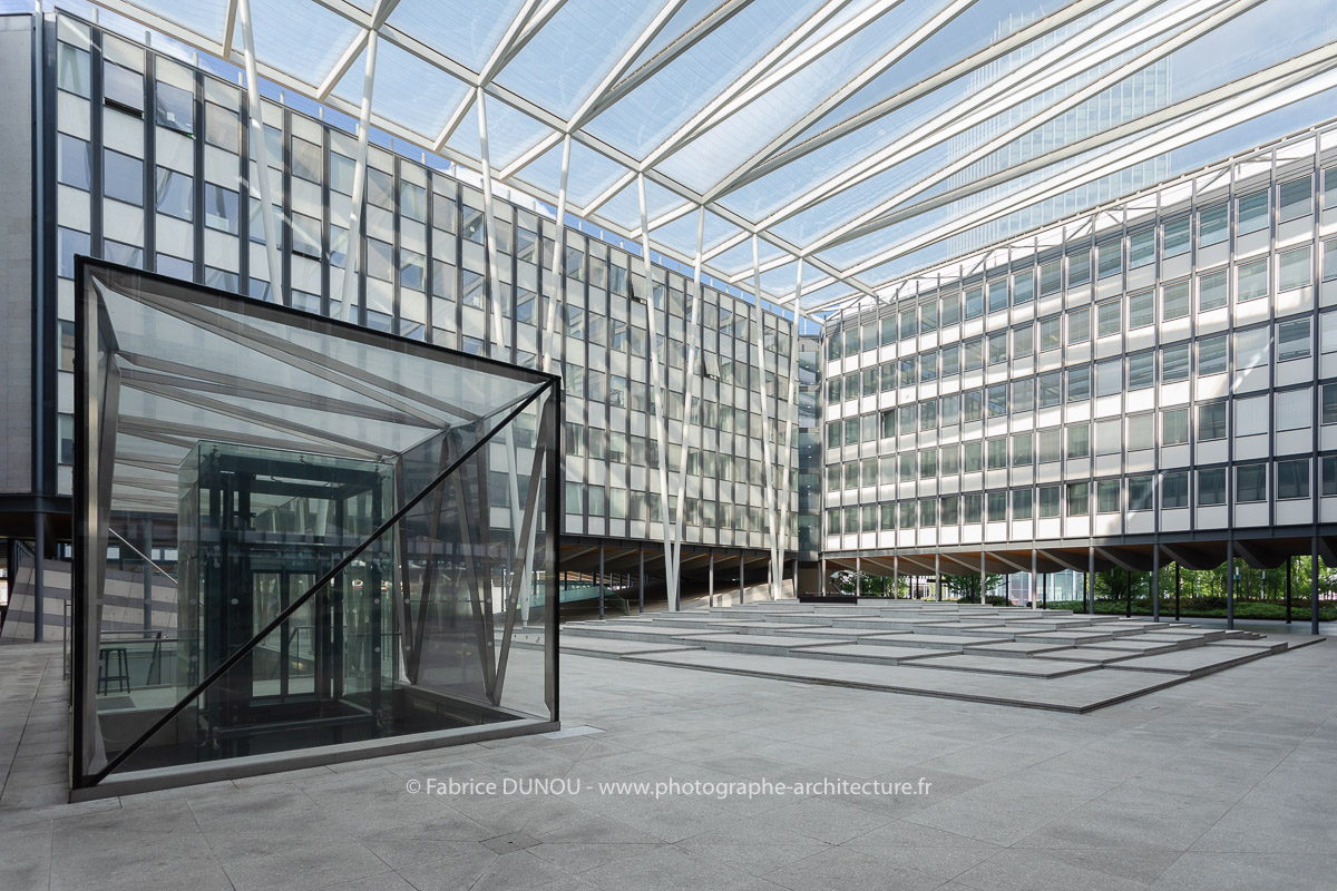 La Faculté des Sciences et Ingénierie de Sorbonne Université, située 4 place Jussieu à Paris (5ème), propose des espaces uniques à la location pour différents types d'évènements : colloques, séminaires, réunions, conseils d'administration, conférences de presse, journées d'étude, shooting photo, défilés, cocktails, dîners de gala, etc. Des prises de vues des différents espaces ont été réalisées afin de promouvoir la location de ces espaces. Une sélection vous est présentée ici. Photos 2024 : Fabrice Dunou, photographe d’architecture intérieure et extérieure.