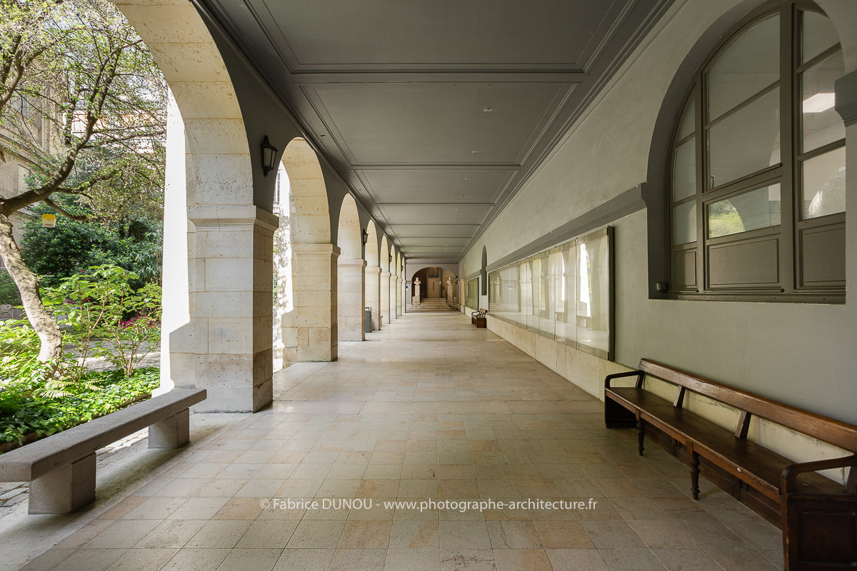 Le campus des Cordeliers, situé 15-21 rue de l'école de médecine à Paris (6ème), propose des espaces à la location pour différents types d'événements professionnels destinés à des publics internes et/ou externes (conférences, colloques, formations, réunions, etc.), des tournages, défilés ainsi que des manifestations grand public (universités d’été, concerts, etc.). Des prises de vues des différents espaces ont été réalisées afin de promouvoir la location de ces espaces. Une sélection vous est présentée ici. Photos 2024 : Fabrice Dunou, photographe d’architecture intérieure et extérieure.