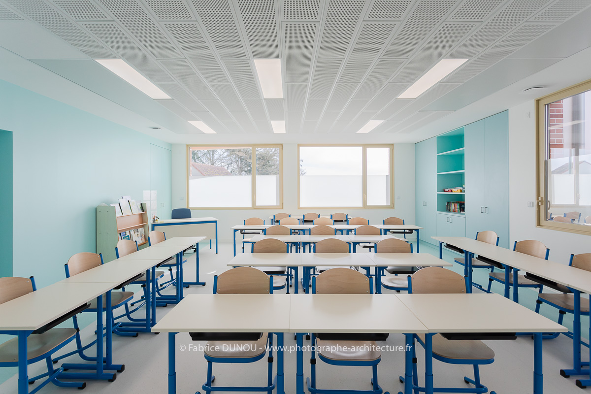 Bâtiment scolaire à Mardié (45). Il a été conçu créé par l’agence d’architecture EA+LLA dont les bureaux sont situés à Paris et Orléans. Photos 2024 : Fabrice Dunou, photographe d’architecture intérieure et extérieure.