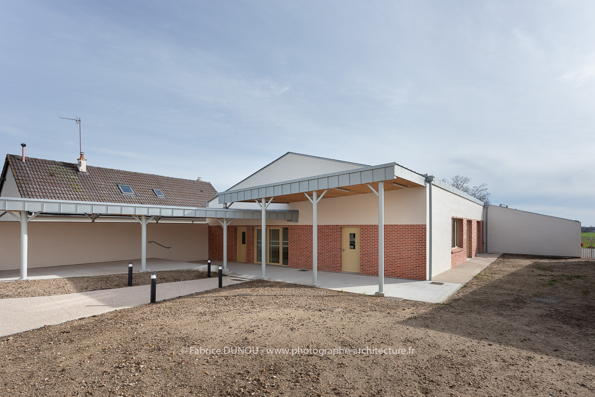 Bâtiment scolaire à Mardié (45). Il a été conçu créé par l’agence d’architecture EA+LLA dont les bureaux sont situés à Paris et Orléans. Photos 2024 : Fabrice Dunou, photographe d’architecture intérieure et extérieure.