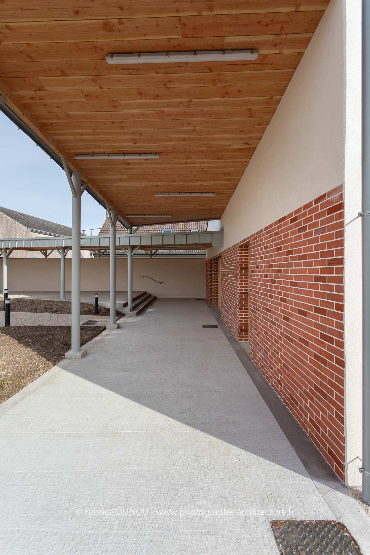 Bâtiment scolaire à Mardié (45). Il a été conçu créé par l’agence d’architecture EA+LLA dont les bureaux sont situés à Paris et Orléans. Photos 2024 : Fabrice Dunou, photographe d’architecture intérieure et extérieure.