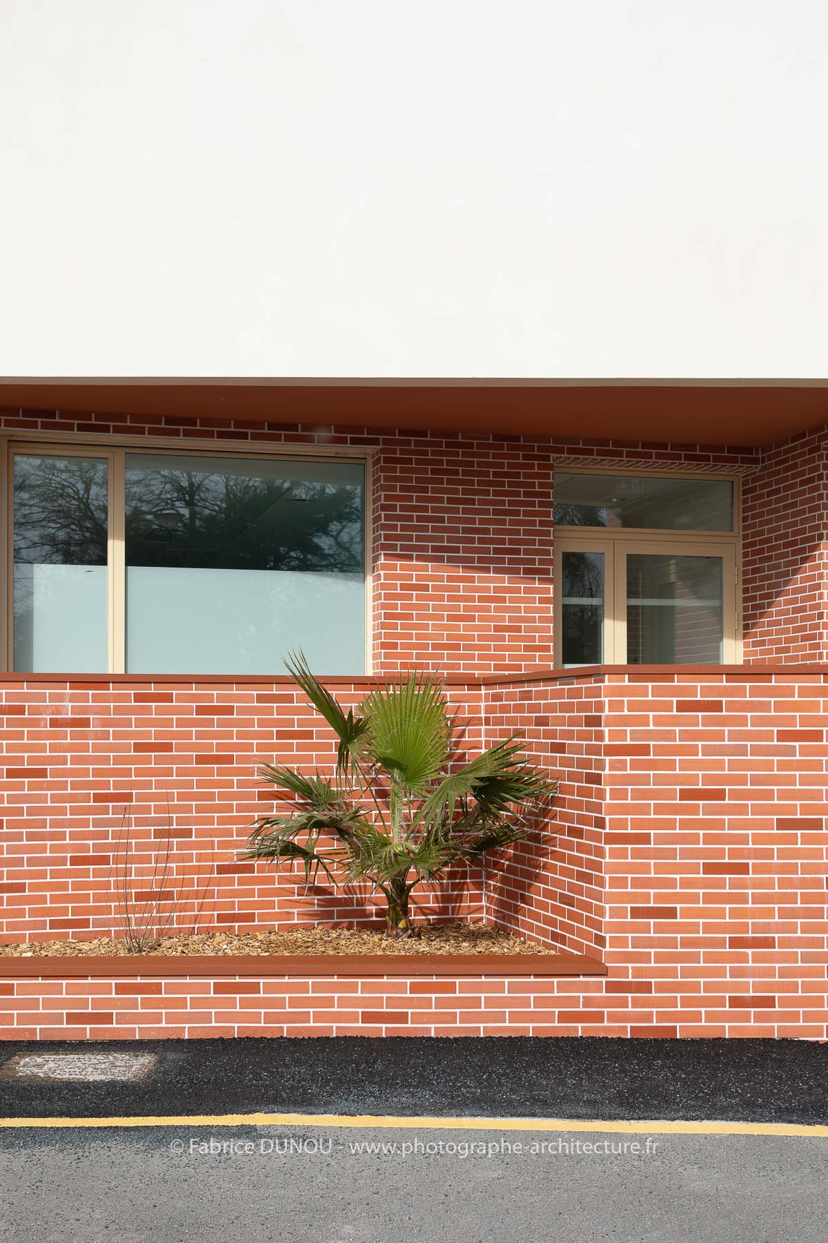 Bâtiment scolaire à Mardié (45). Il a été conçu créé par l’agence d’architecture EA+LLA dont les bureaux sont situés à Paris et Orléans. Photos 2024 : Fabrice Dunou, photographe d’architecture intérieure et extérieure.