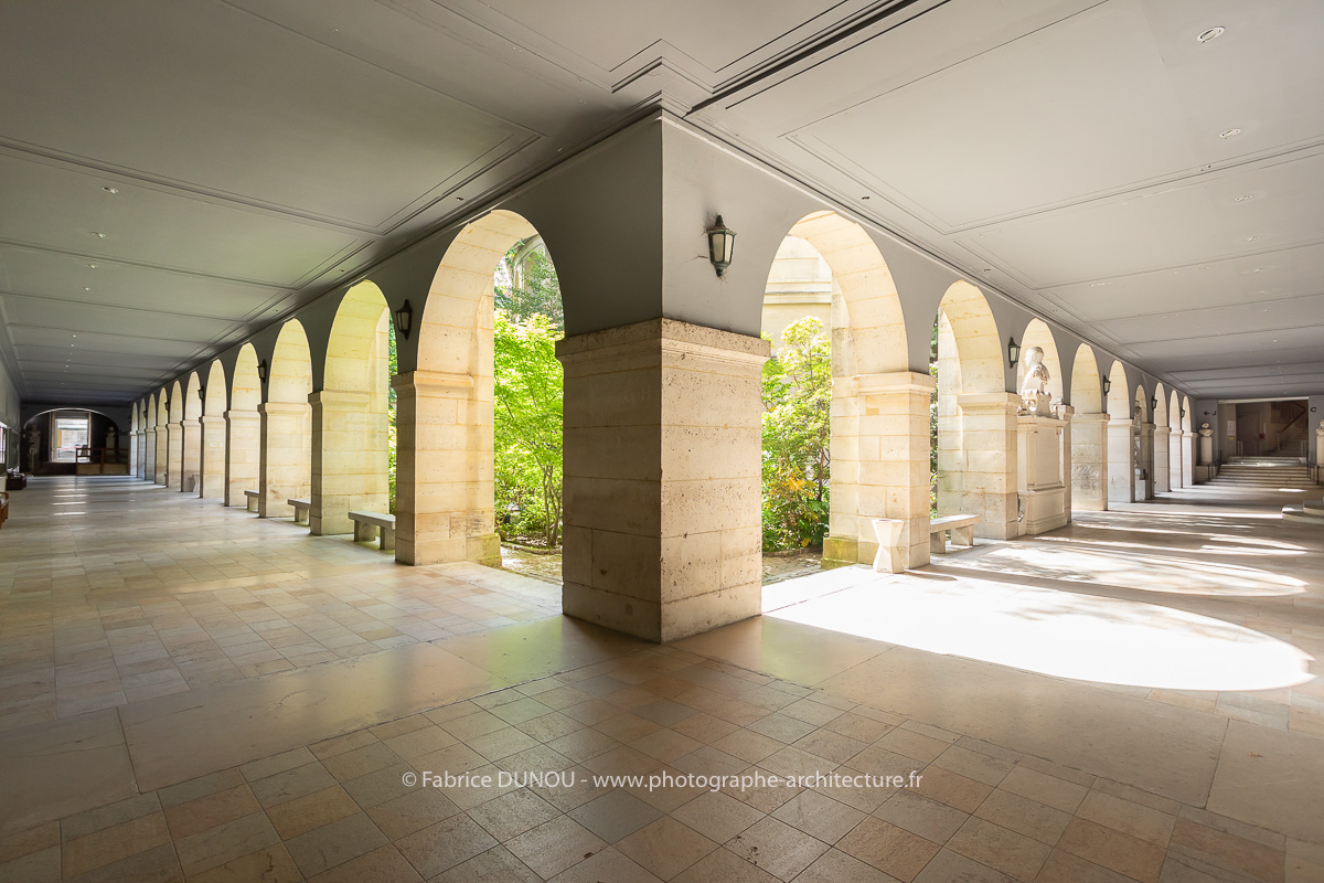 Le campus des Cordeliers, situé 15-21 rue de l'école de médecine à Paris (6ème), propose des espaces à la location pour différents types d'événements professionnels destinés à des publics internes et/ou externes (conférences, colloques, formations, réunions, etc.), des tournages, défilés ainsi que des manifestations grand public (universités d’été, concerts, etc.). Des prises de vues des différents espaces ont été réalisées afin de promouvoir la location de ces espaces. Une sélection vous est présentée ici. Photos 2024 : Fabrice Dunou, photographe d’architecture intérieure et extérieure.