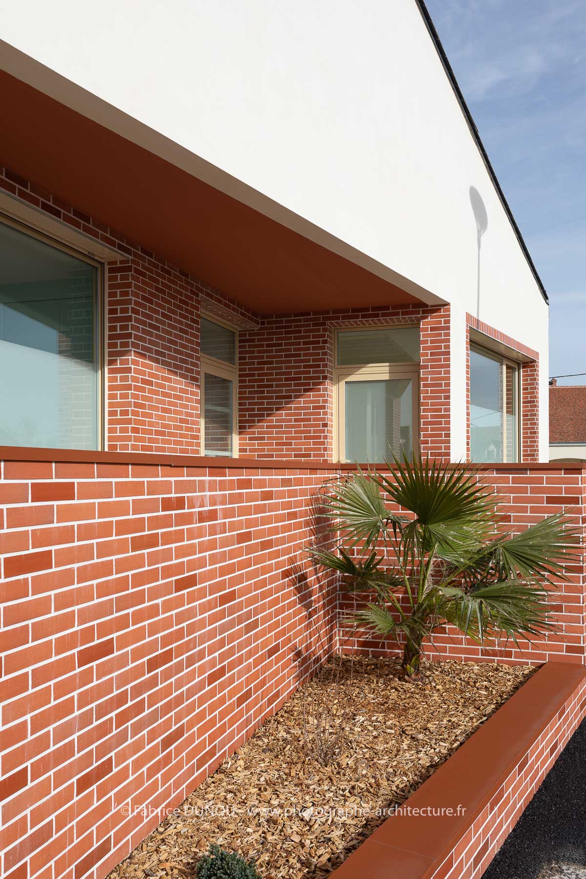 Bâtiment scolaire à Mardié (45). Il a été conçu créé par l’agence d’architecture EA+LLA dont les bureaux sont situés à Paris et Orléans. Photos 2024 : Fabrice Dunou, photographe d’architecture intérieure et extérieure.