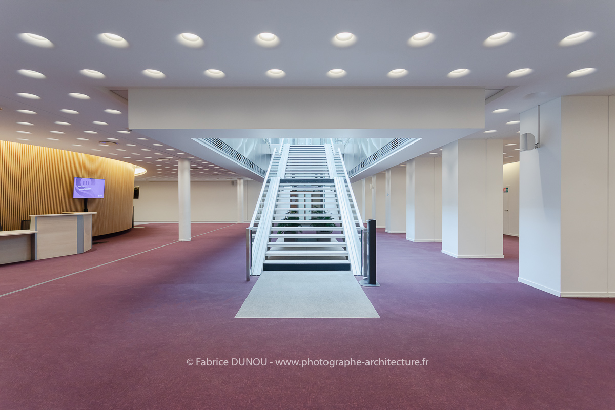 La Faculté des Sciences et Ingénierie de Sorbonne Université, située 4 place Jussieu à Paris (5ème), propose des espaces uniques à la location pour différents types d'évènements : colloques, séminaires, réunions, conseils d'administration, conférences de presse, journées d'étude, shooting photo, défilés, cocktails, dîners de gala, etc. Des prises de vues des différents espaces ont été réalisées afin de promouvoir la location de ces espaces. Une sélection vous est présentée ici. Photos 2024 : Fabrice Dunou, photographe d’architecture intérieure et extérieure.