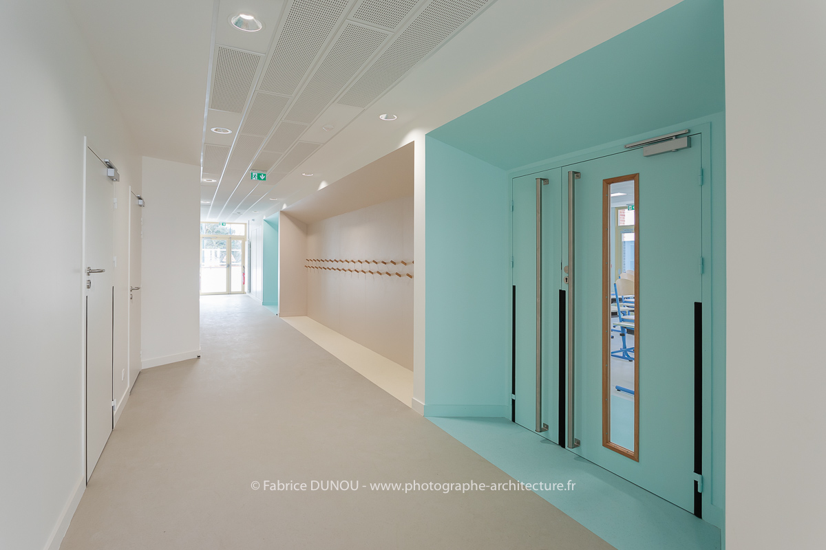 Bâtiment scolaire à Mardié (45). Il a été conçu créé par l’agence d’architecture EA+LLA dont les bureaux sont situés à Paris et Orléans. Photos 2024 : Fabrice Dunou, photographe d’architecture intérieure et extérieure.