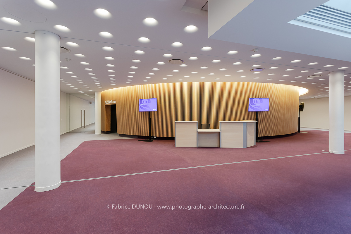 La Faculté des Sciences et Ingénierie de Sorbonne Université, située 4 place Jussieu à Paris (5ème), propose des espaces uniques à la location pour différents types d'évènements : colloques, séminaires, réunions, conseils d'administration, conférences de presse, journées d'étude, shooting photo, défilés, cocktails, dîners de gala, etc. Des prises de vues des différents espaces ont été réalisées afin de promouvoir la location de ces espaces. Une sélection vous est présentée ici. Photos 2024 : Fabrice Dunou, photographe d’architecture intérieure et extérieure.