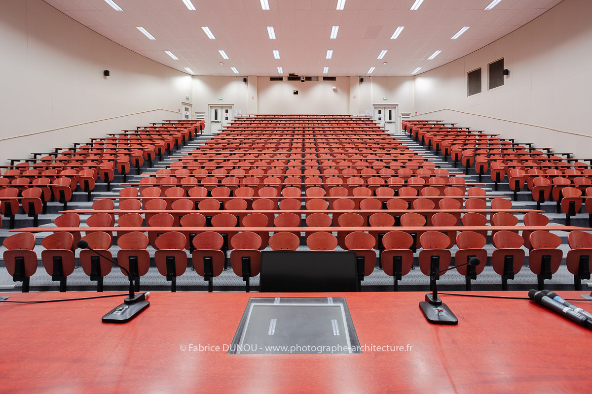 Le campus des Cordeliers, situé 15-21 rue de l'école de médecine à Paris (6ème), propose des espaces à la location pour différents types d'événements professionnels destinés à des publics internes et/ou externes (conférences, colloques, formations, réunions, etc.), des tournages, défilés ainsi que des manifestations grand public (universités d’été, concerts, etc.). Des prises de vues des différents espaces ont été réalisées afin de promouvoir la location de ces espaces. Une sélection vous est présentée ici. Photos 2024 : Fabrice Dunou, photographe d’architecture intérieure et extérieure.