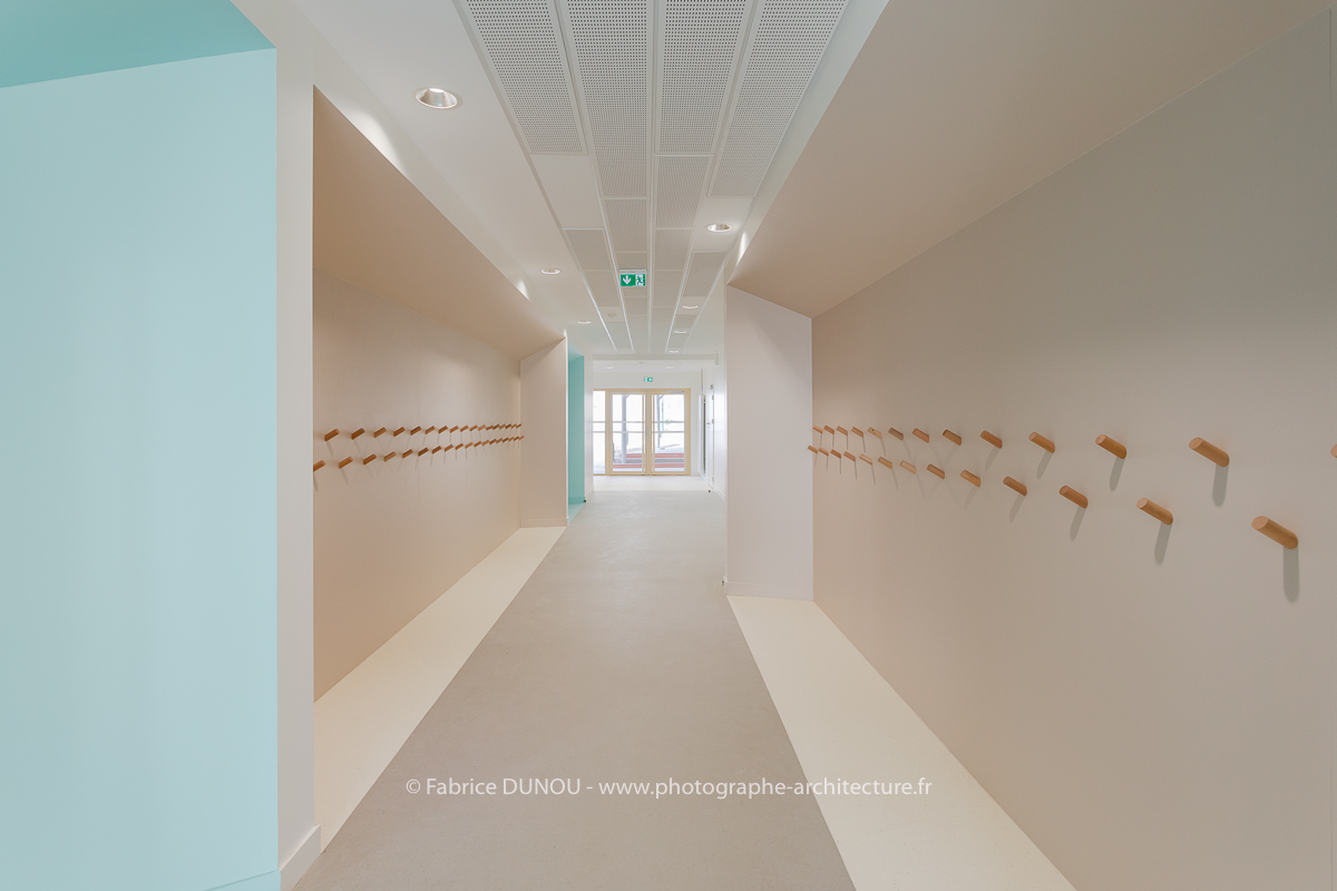 Bâtiment scolaire à Mardié (45). Il a été conçu créé par l’agence d’architecture EA+LLA dont les bureaux sont situés à Paris et Orléans. Photos 2024 : Fabrice Dunou, photographe d’architecture intérieure et extérieure.