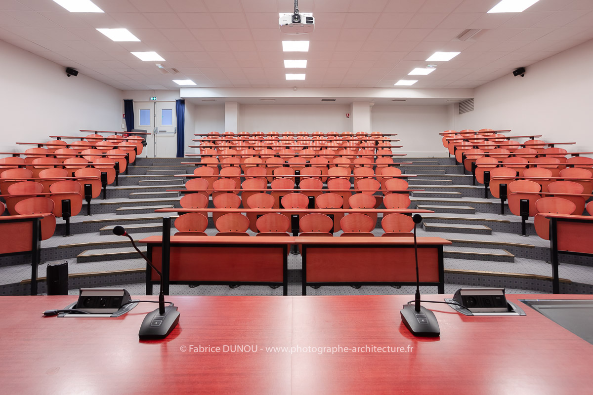 Le campus des Cordeliers, situé 15-21 rue de l'école de médecine à Paris (6ème), propose des espaces à la location pour différents types d'événements professionnels destinés à des publics internes et/ou externes (conférences, colloques, formations, réunions, etc.), des tournages, défilés ainsi que des manifestations grand public (universités d’été, concerts, etc.). Des prises de vues des différents espaces ont été réalisées afin de promouvoir la location de ces espaces. Une sélection vous est présentée ici. Photos 2024 : Fabrice Dunou, photographe d’architecture intérieure et extérieure.