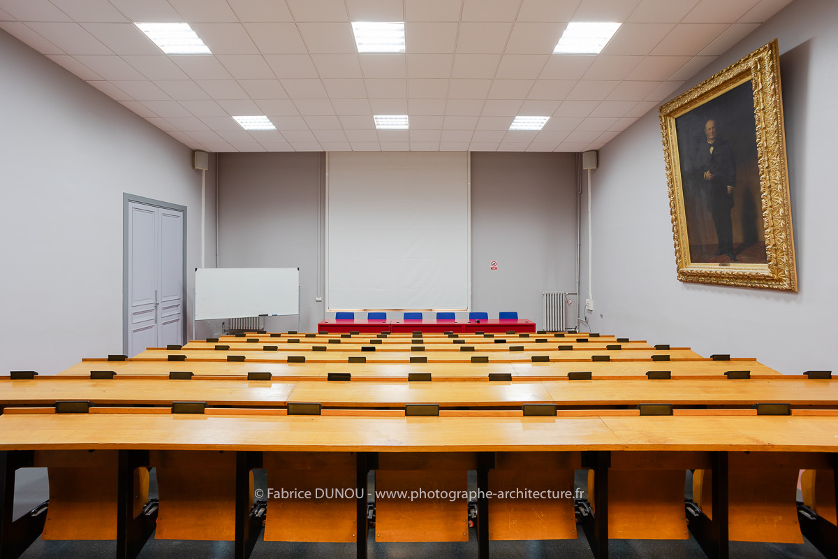 Le campus des Cordeliers, situé 15-21 rue de l'école de médecine à Paris (6ème), propose des espaces à la location pour différents types d'événements professionnels destinés à des publics internes et/ou externes (conférences, colloques, formations, réunions, etc.), des tournages, défilés ainsi que des manifestations grand public (universités d’été, concerts, etc.). Des prises de vues des différents espaces ont été réalisées afin de promouvoir la location de ces espaces. Une sélection vous est présentée ici. Photos 2024 : Fabrice Dunou, photographe d’architecture intérieure et extérieure.