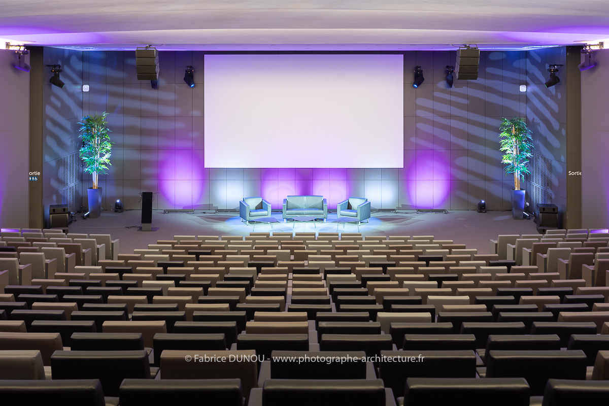 La Faculté des Sciences et Ingénierie de Sorbonne Université, située 4 place Jussieu à Paris (5ème), propose des espaces uniques à la location pour différents types d'évènements : colloques, séminaires, réunions, conseils d'administration, conférences de presse, journées d'étude, shooting photo, défilés, cocktails, dîners de gala, etc. Des prises de vues des différents espaces ont été réalisées afin de promouvoir la location de ces espaces. Une sélection vous est présentée ici. Photos 2024 : Fabrice Dunou, photographe d’architecture intérieure et extérieure.