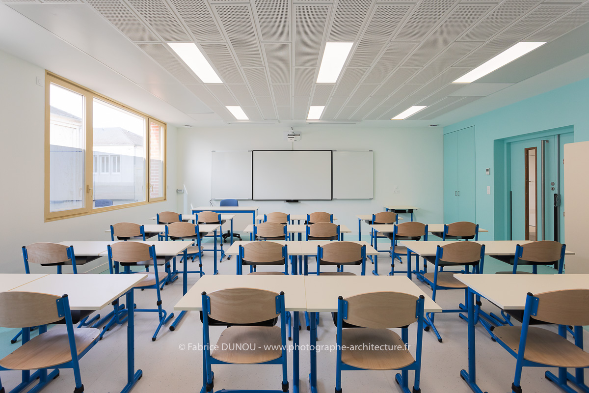 Bâtiment scolaire à Mardié (45). Il a été conçu créé par l’agence d’architecture EA+LLA dont les bureaux sont situés à Paris et Orléans. Photos 2024 : Fabrice Dunou, photographe d’architecture intérieure et extérieure.